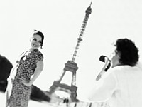 Couple at tour Eiffel - a man take a photo of a woman - cliché noir et blanc